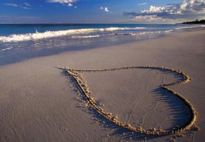 20100210222406-imagen-corazon-playa-enamorados.jpg